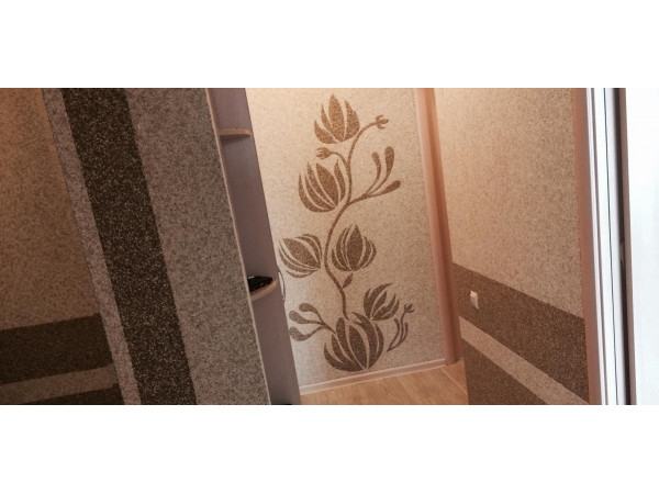 Жидкие обои в прихожей