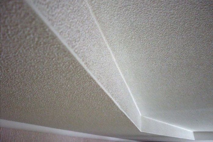 Білі рідкі шпалери на стелі