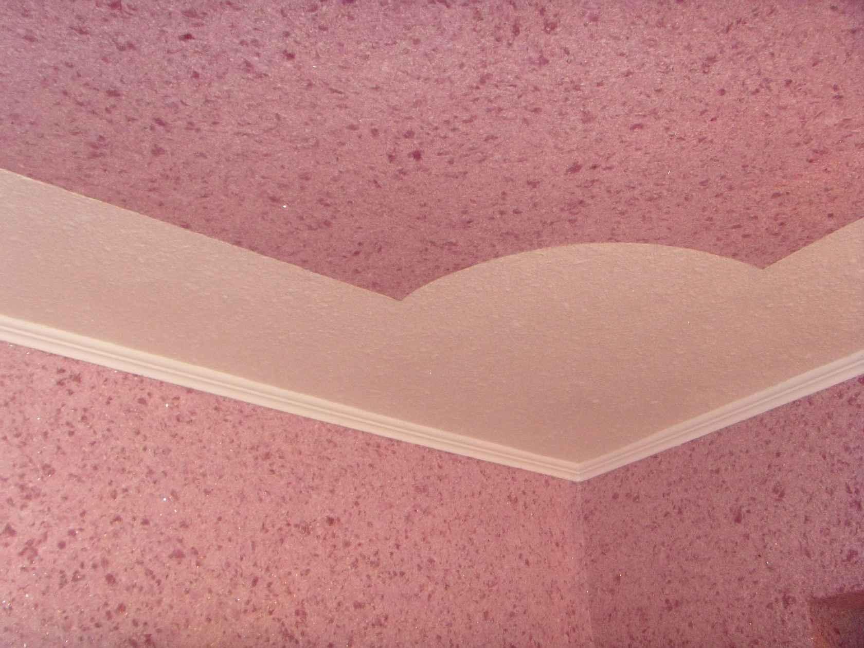 Рожеві рідкі шпалери на стелі фото