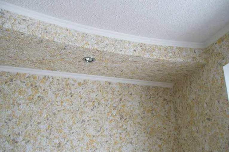 Покриття гіпсокартонної стелі рідкими шпалерами фото