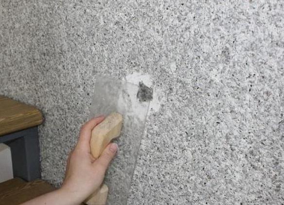 Видалення рідких шпалер шпателем