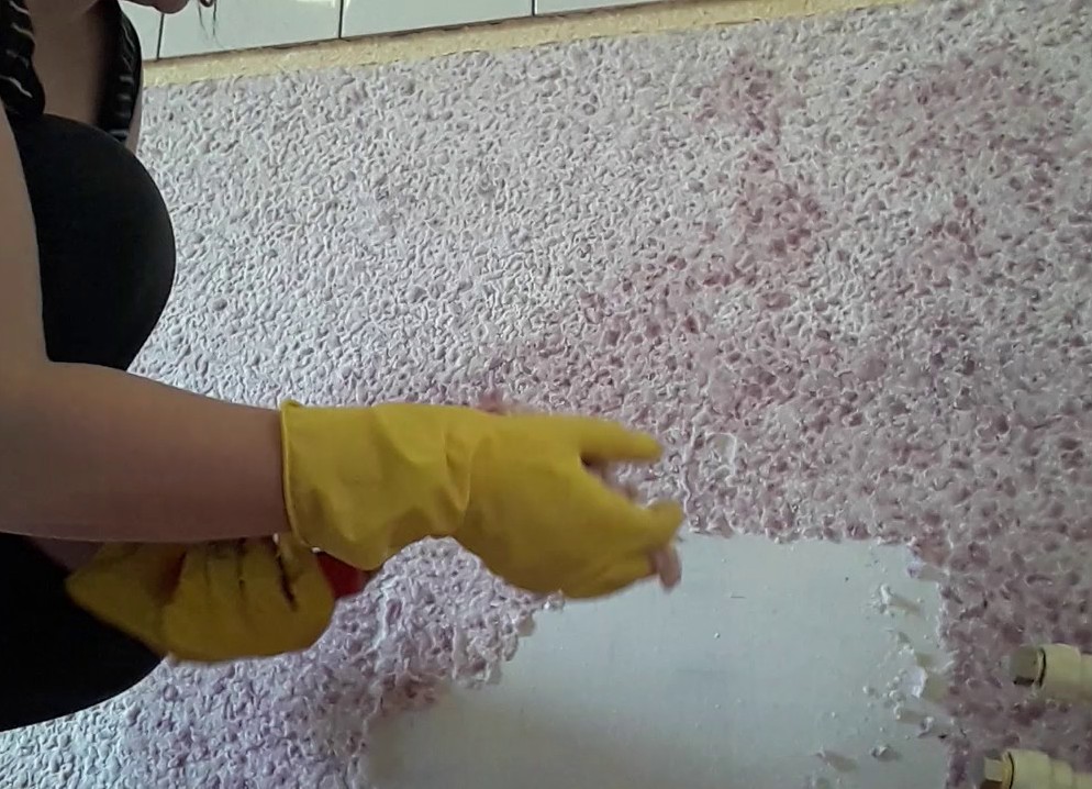 Як намочити поверхню перед зняттям рідких шпалер