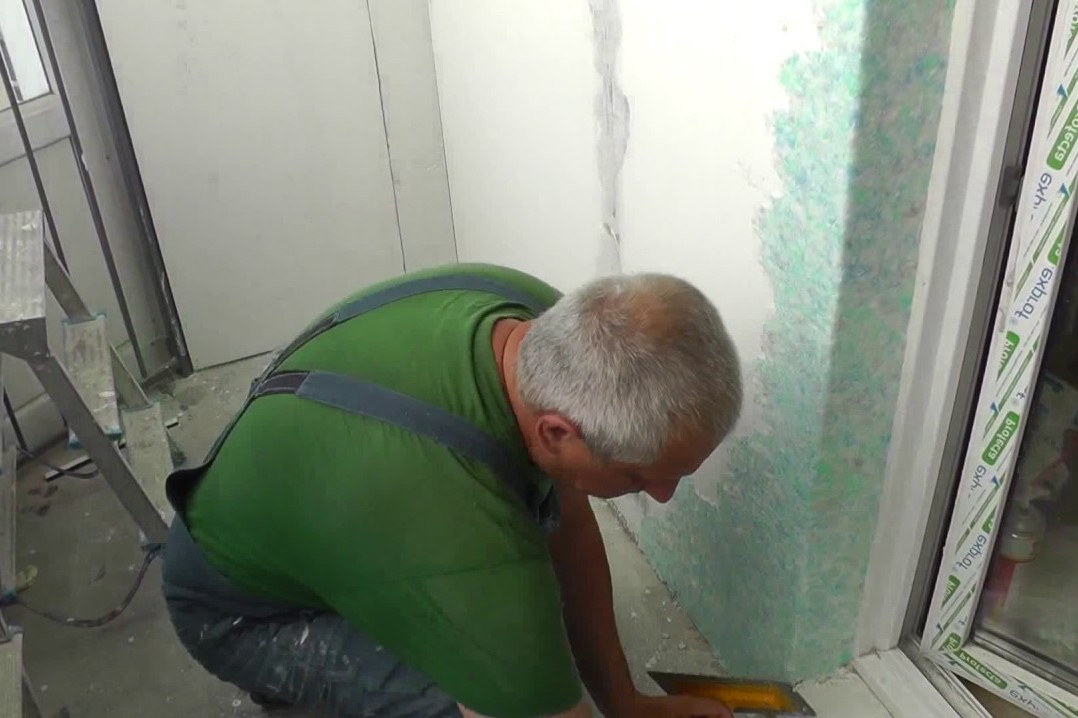 Покриття стін на балконі рідкими шпалерами