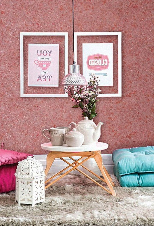 розовые жидкие обои в спальне