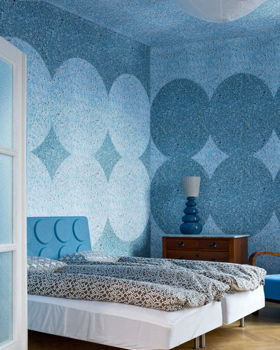 синие жидкие обои в спальне