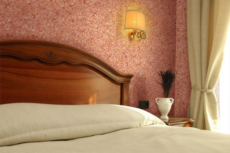 жидкие обои в спальне