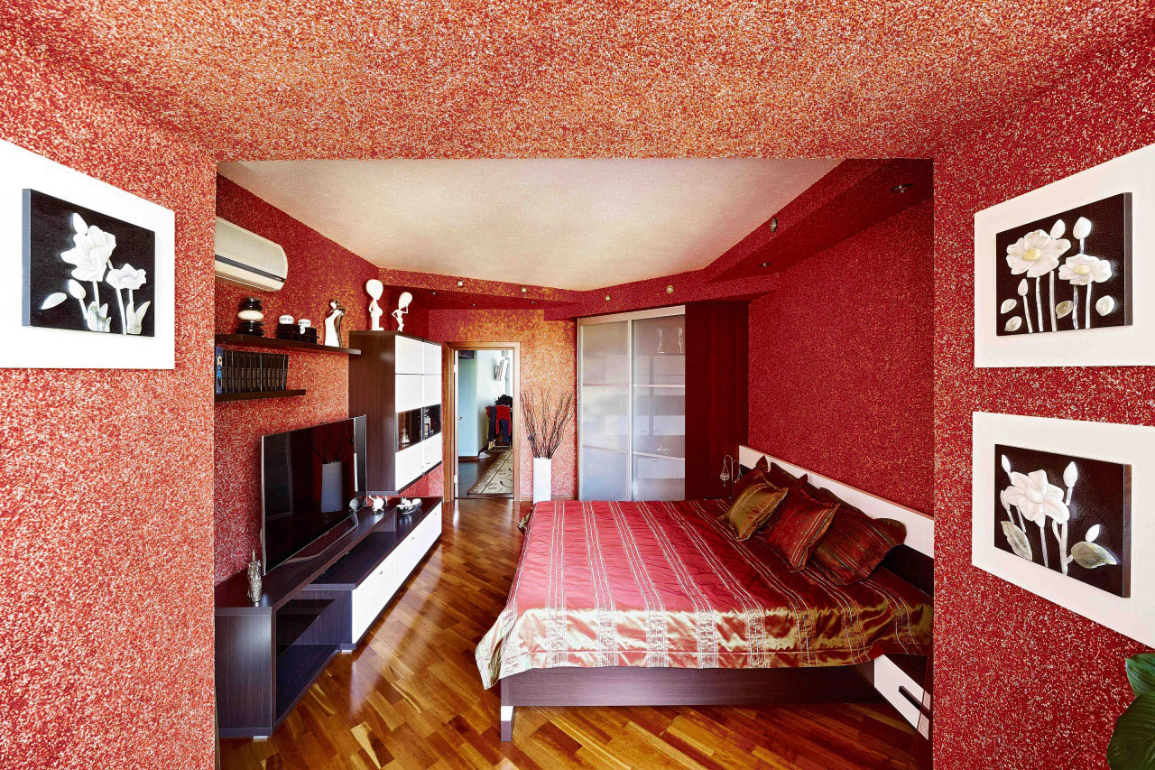 красные жидкие обои в спальне