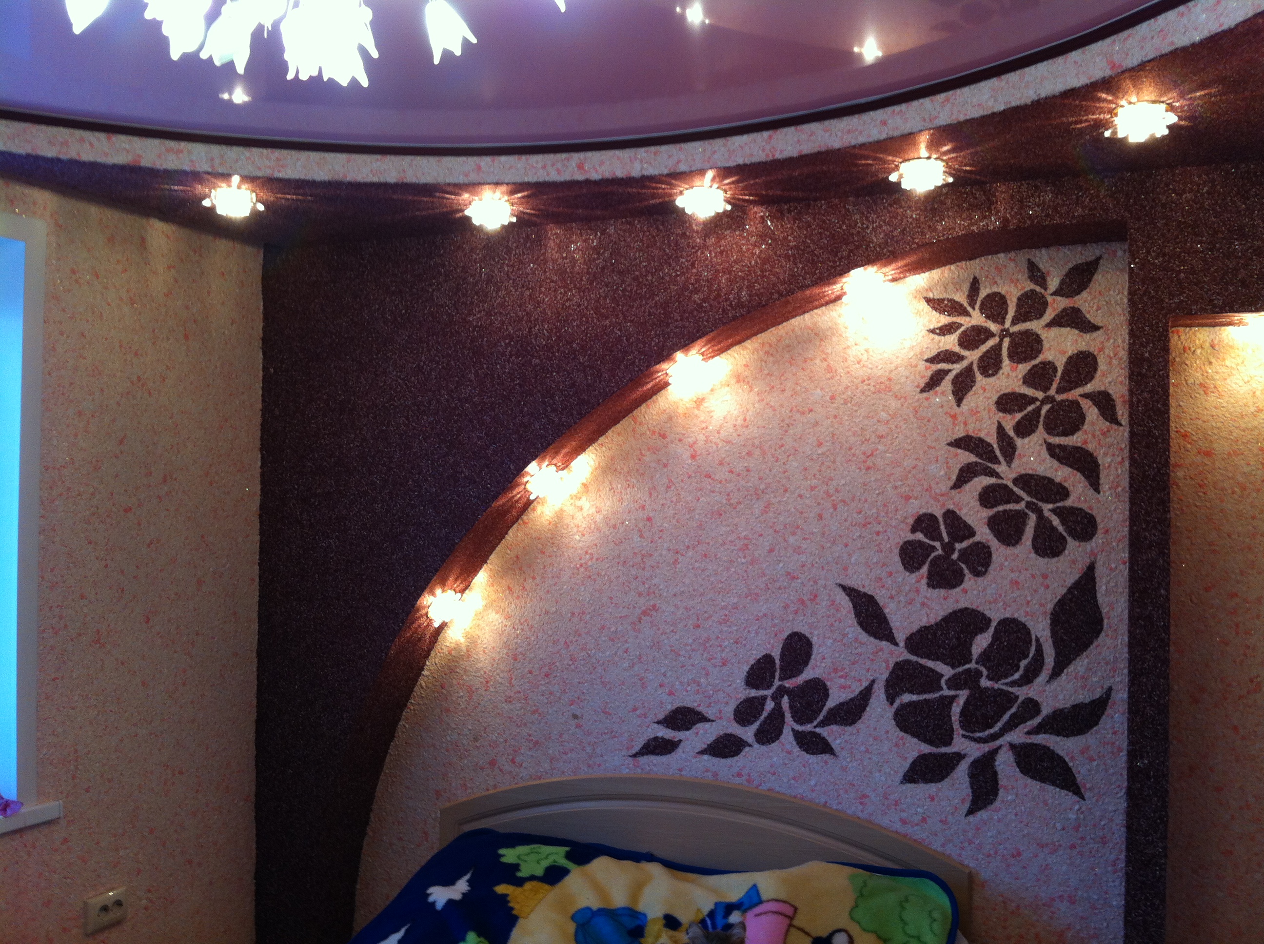 Малюнок рідкими шпалерами в спальні