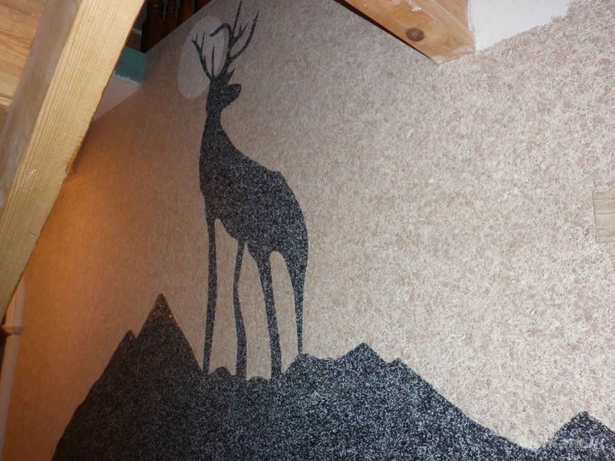 Малюнок рідкими шпалерами на стіні вітальні