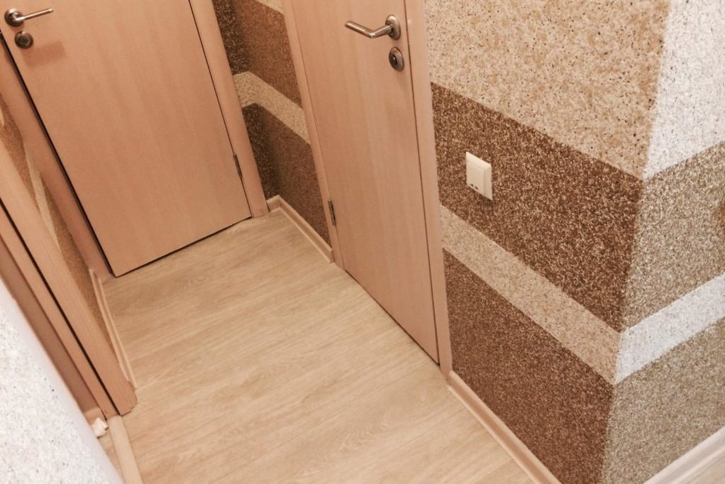 Оформлення передпокою рідкими шпалерами